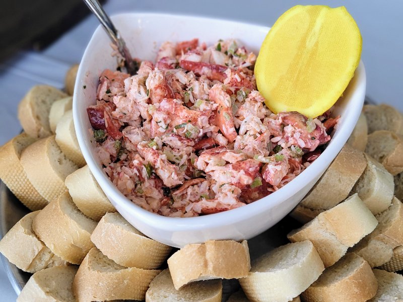 Lobster salad with sliced baguette